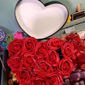 Caja forma corazón (rosas rojas)