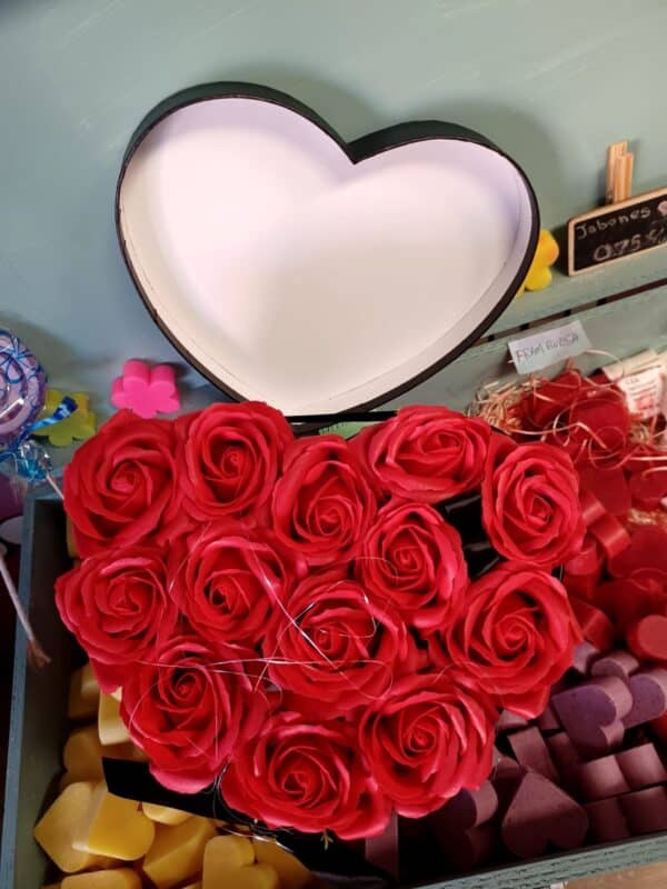 Caja forma corazón (rosas rojas)
